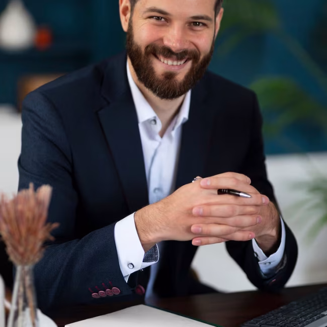 hombre-sonriente-vista-delantera-posando-cv_23-2149927605